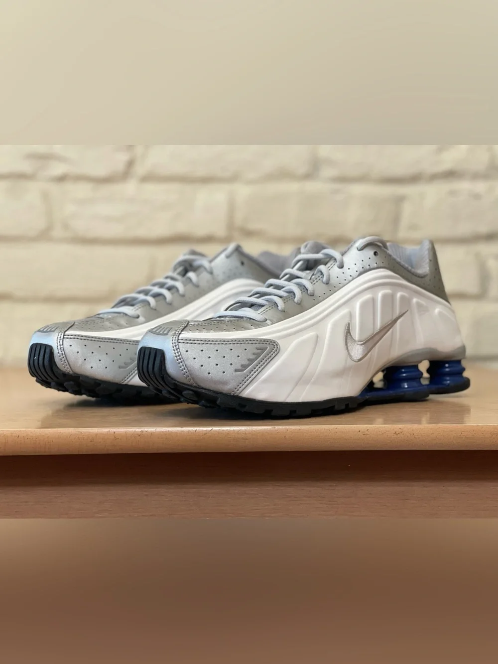 Nike Shox R4 White Metallic Silver Deep Royal Blue HQ1988-102 Men Size 11 Shoes